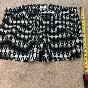 Chic Textured Old Navy Black and Cream Patterned Women Shorts